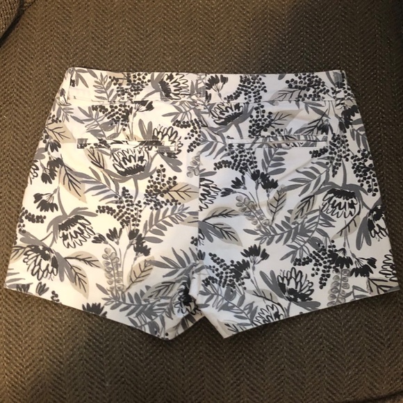 Old Navy pixie shorts size 2. Grey floral. - Picture 2 of 4